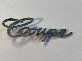 1483602 Cadillac 1965-1970 Coupe Script Emblem Quarter Panel / Rear Fender
