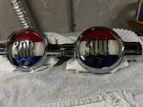 1961142 Chrysler 1961 300g Emblems Quarter Panel R And L Sides Full Color. Mopar